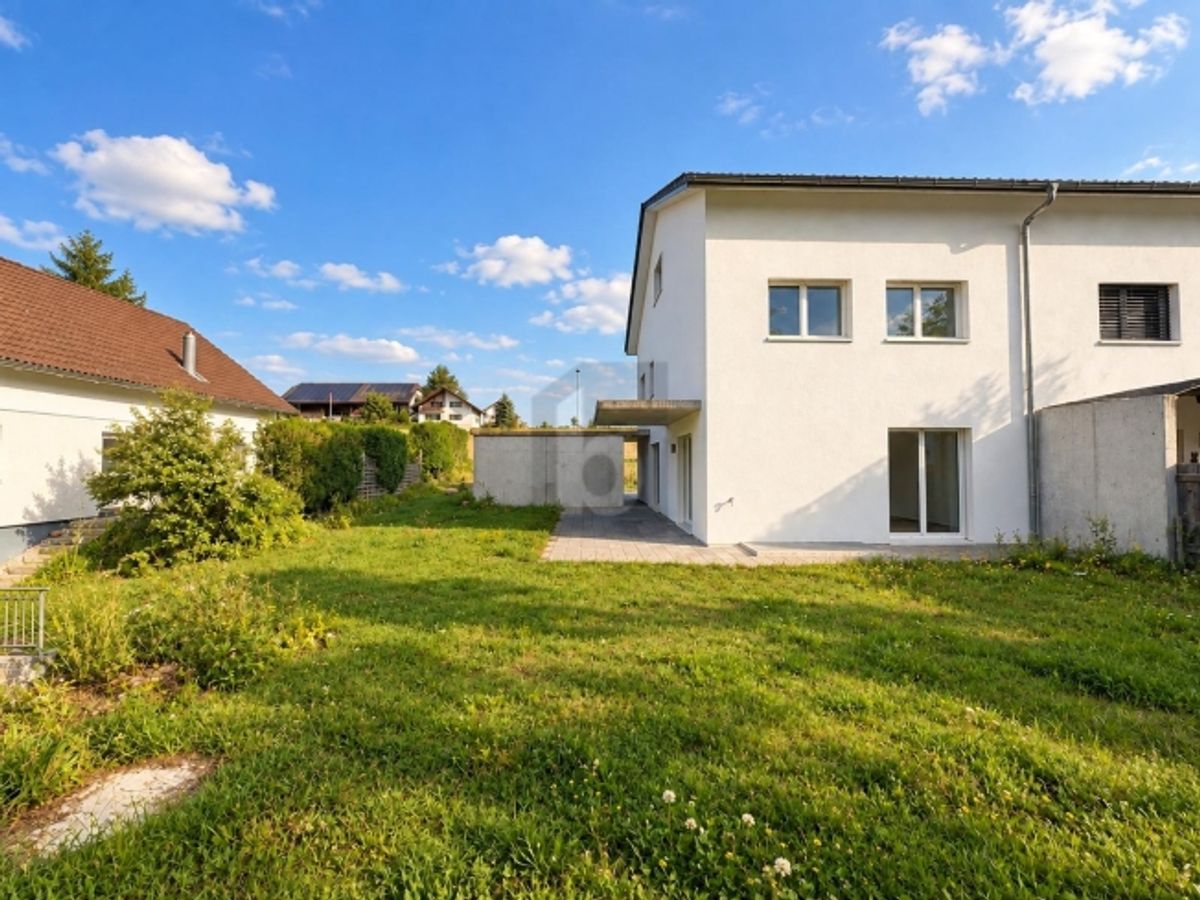 GERÄUMIGER WOHNRAUM UND GROSSER GARTEN - 0