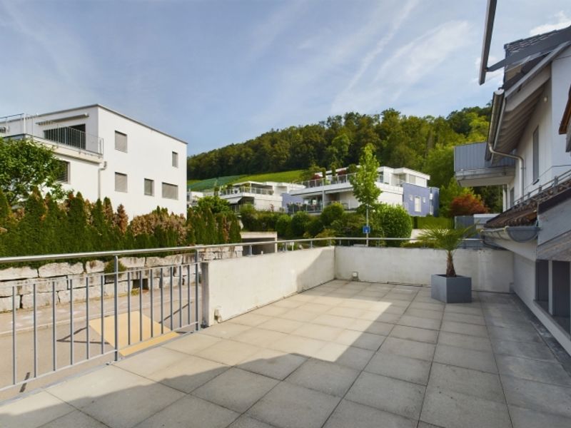 Hohe Decken, 28 m² Terrasse mit Blick auf den historischen Dorfkern und separates Büro im EG - 10