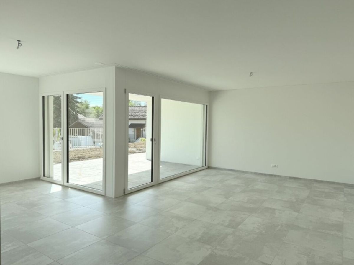GROSSZÜGIGE PARTERREWOHNUNG MIT GEDECKTEM SITZPLATZ - 1