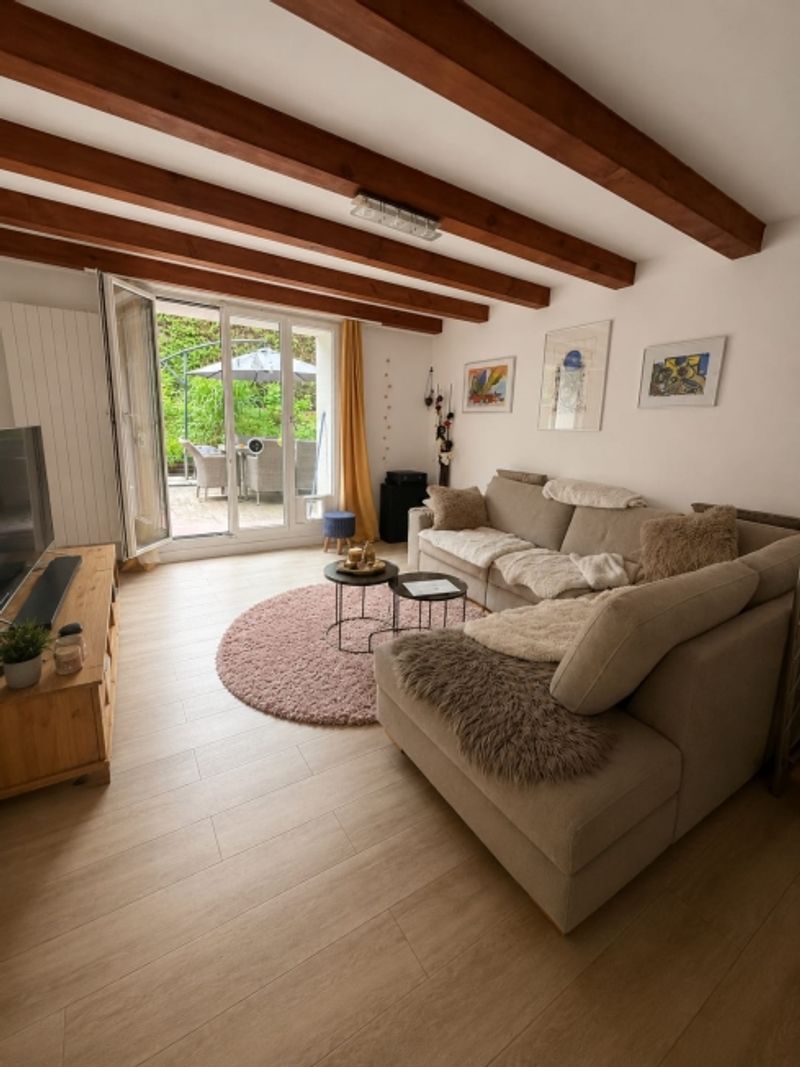 Charmantes 5.5-Zimmer-Reiheneckhaus mit Garten und besonderem Wohngefühl - 1