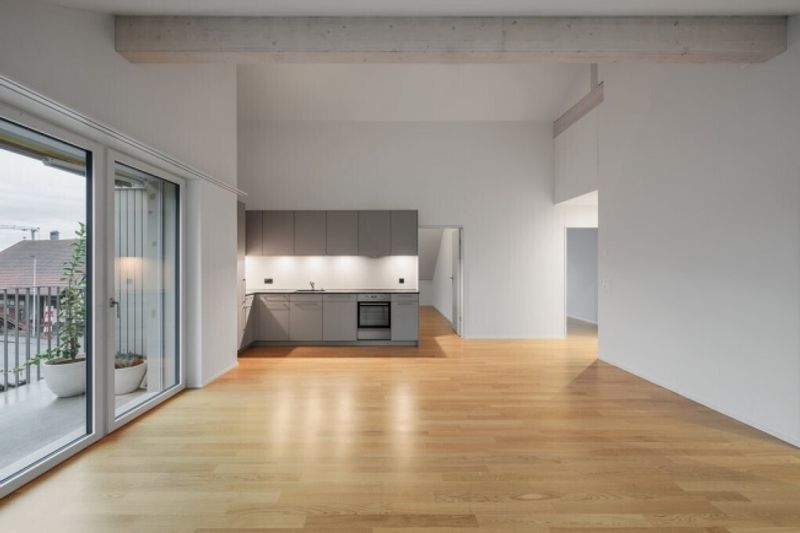 Schöne Dachwohnung mit zwei Balkonen - 1