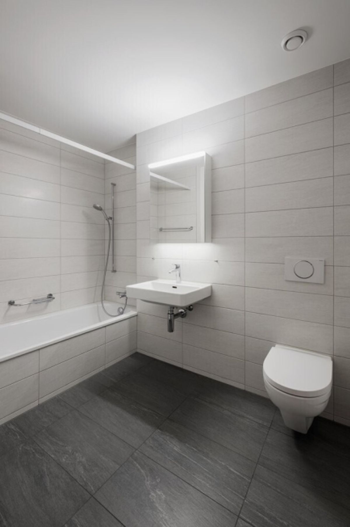 Schöne Dachwohnung mit zwei Balkonen - 2