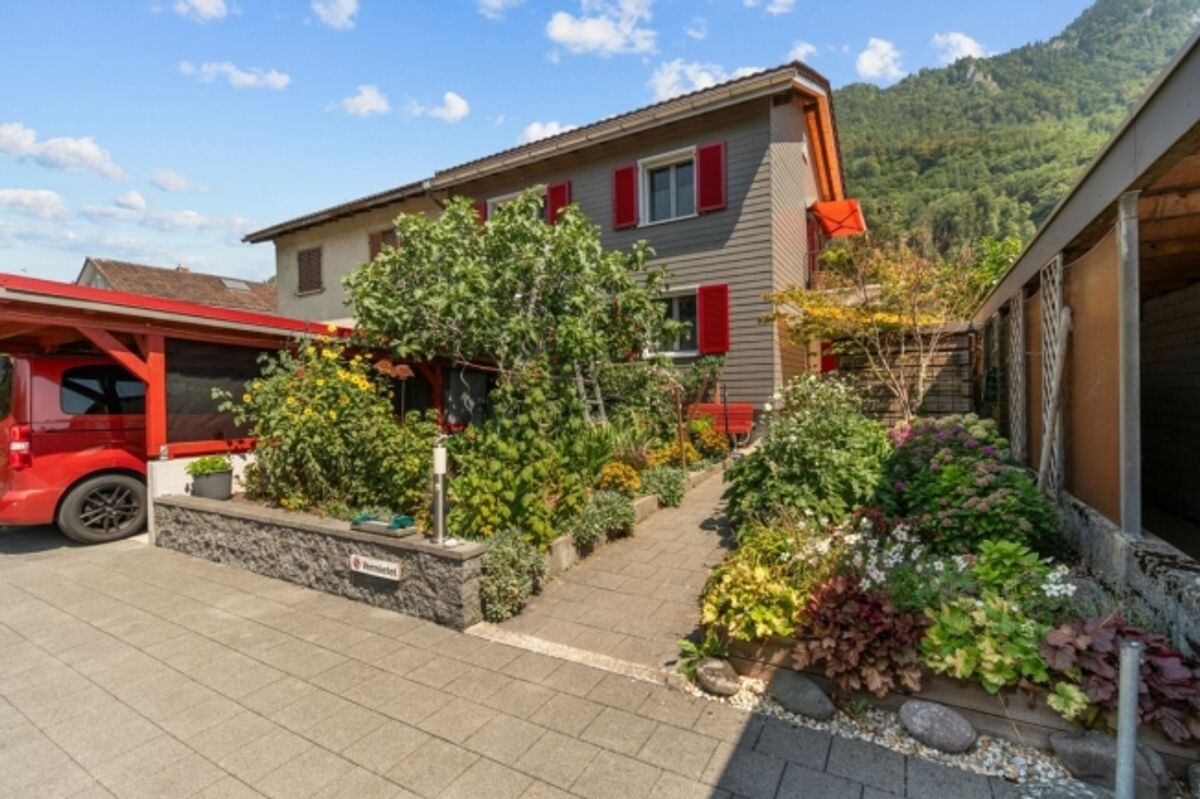 Charmante, modernisierte Doppeleinfamilienhaus-Hälfte mit viel Grün - 0