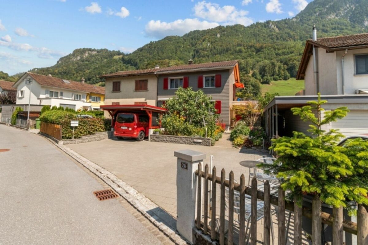Charmante, modernisierte Doppeleinfamilienhaus-Hälfte mit viel Grün - 1