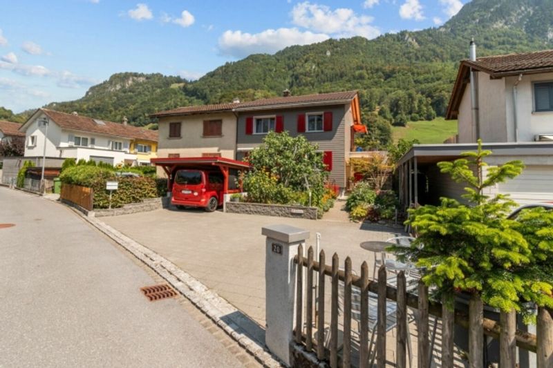 Charmante, modernisierte Doppeleinfamilienhaus-Hälfte mit viel Grün - 2