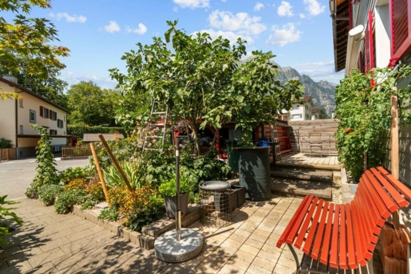 Charmante, modernisierte Doppeleinfamilienhaus-Hälfte mit viel Grün - 10