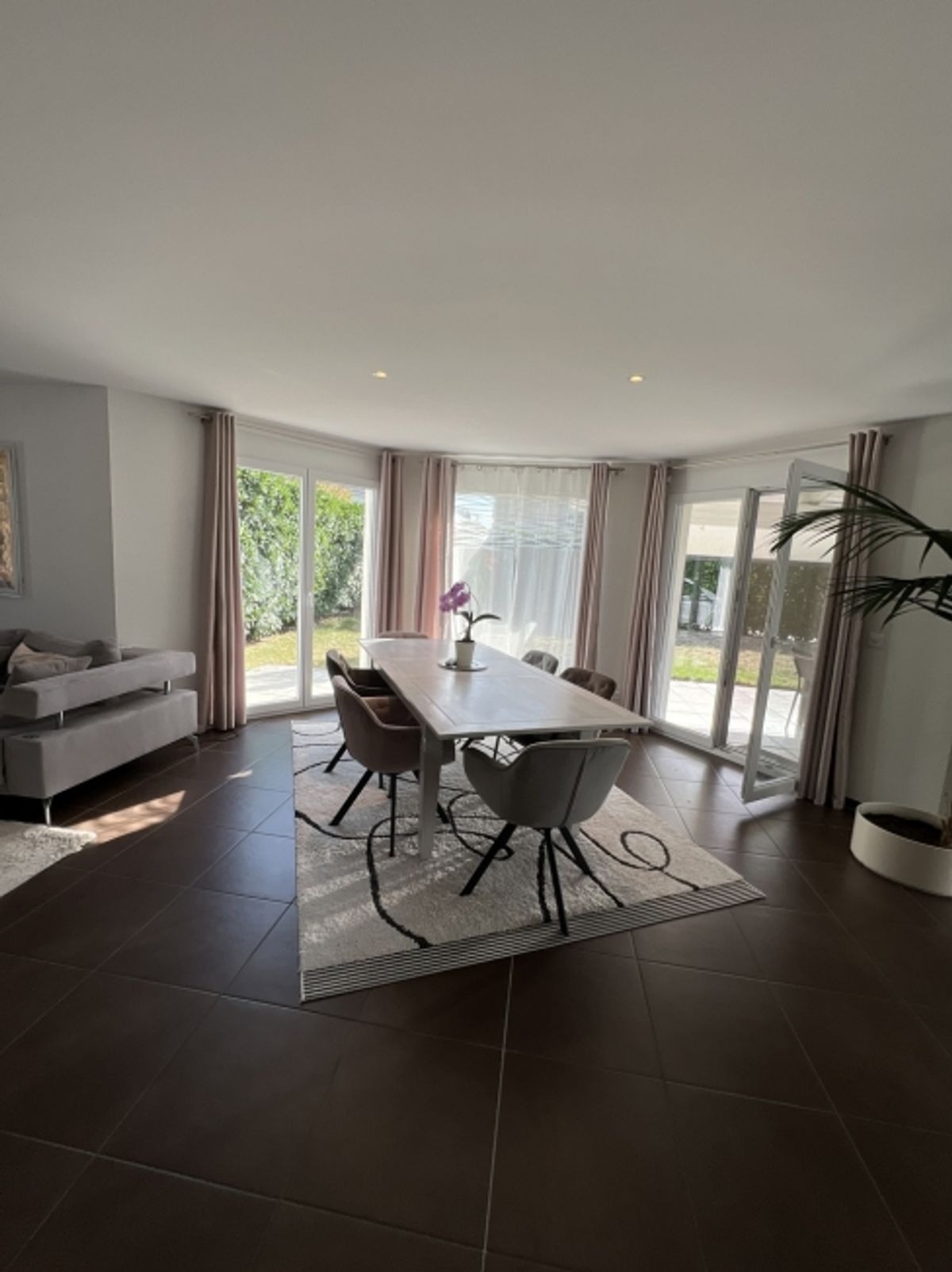 Zum Verkauf steht ein sehr hübsches freistehendes Haus mit großem Garten - 2