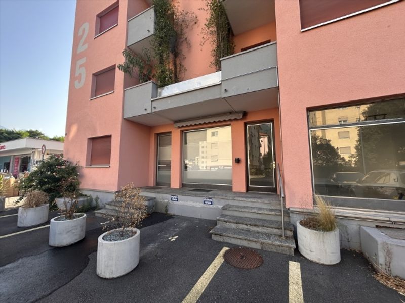 AFFITTIAMO LOCALE COMMERCIALE - 1