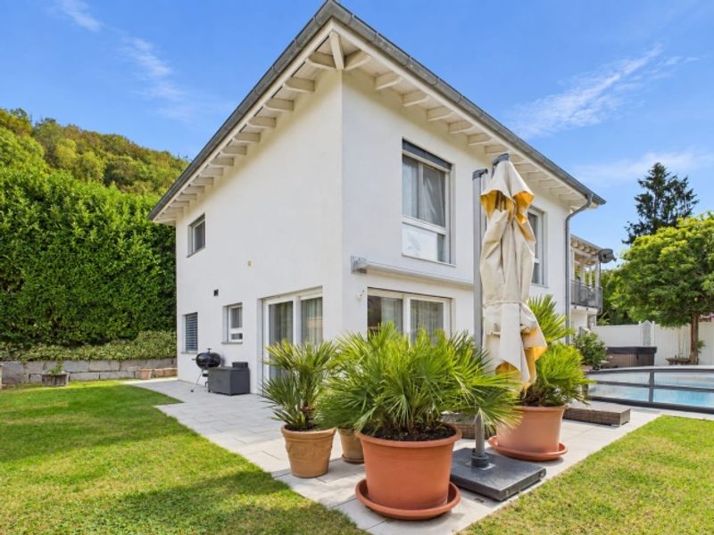 Einfamilienhaus mit beheiztem Pool und Wellnessoase - 12