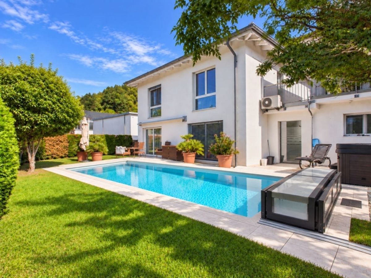 Einfamilienhaus mit beheiztem Pool und Wellnessoase - 0