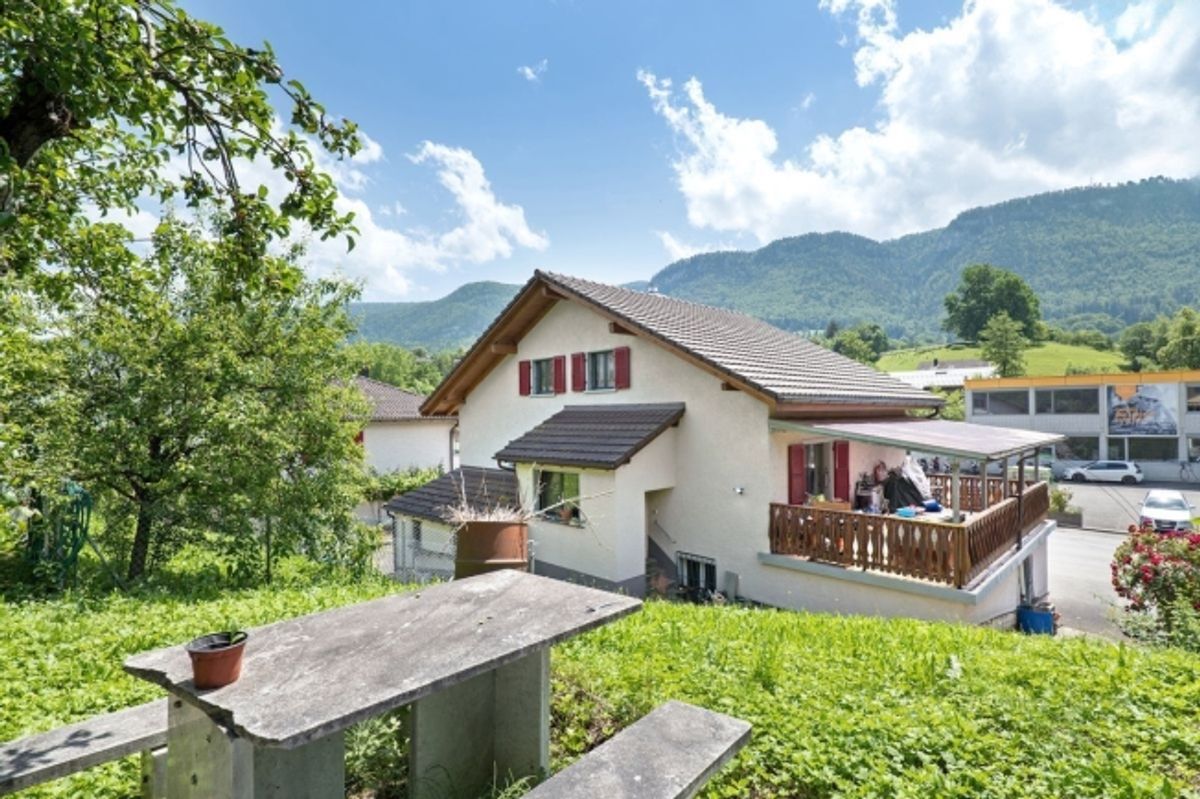 Grosses 6.5-Zimmer-Haus komplett renoviert am Dorfeingang von Eschert - 1