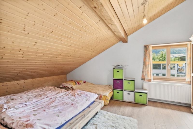 Grosses 6.5-Zimmer-Haus komplett renoviert am Dorfeingang von Eschert - 4