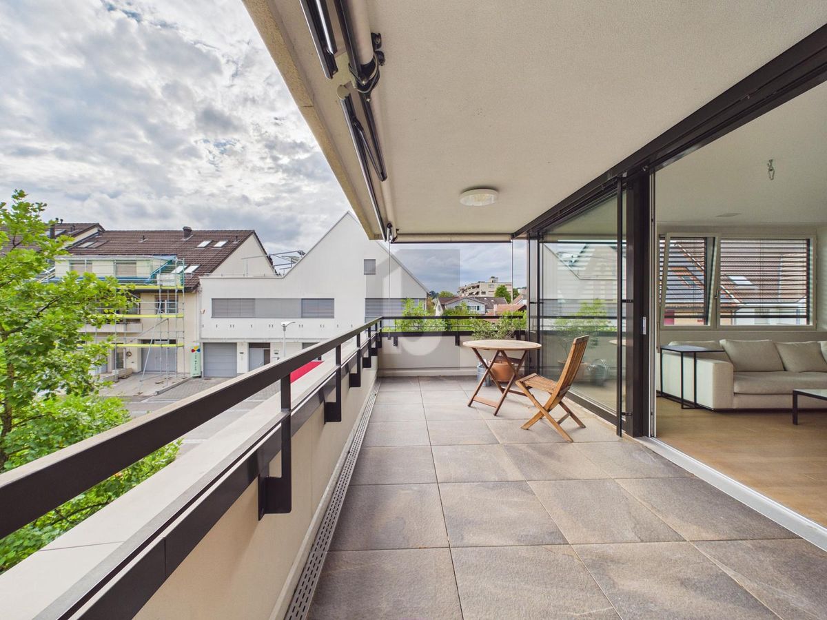 GEHOBENES WOHNAMBIENTE MIT GROSSER LOGGIA - 0