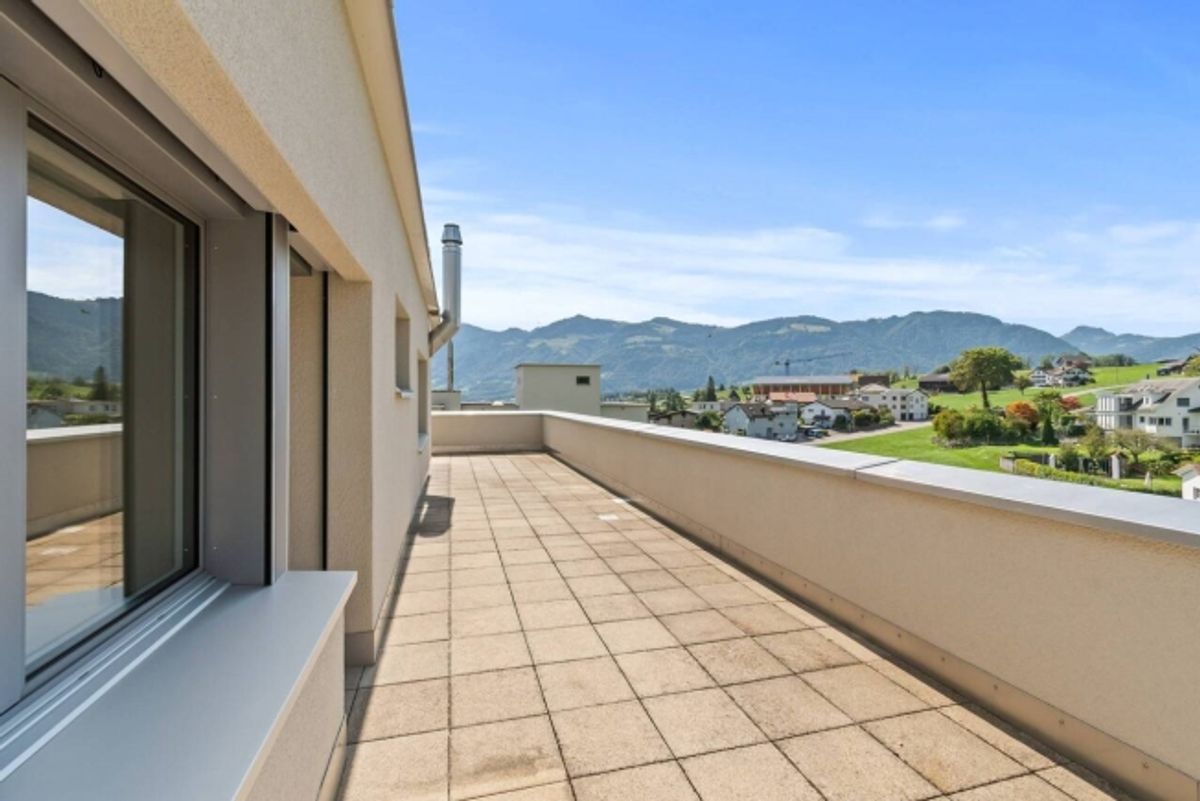 Grosszügige 5.5-Zimmer-Attikawohnung mit 72 m² Terrasse und Weitblick - 1
