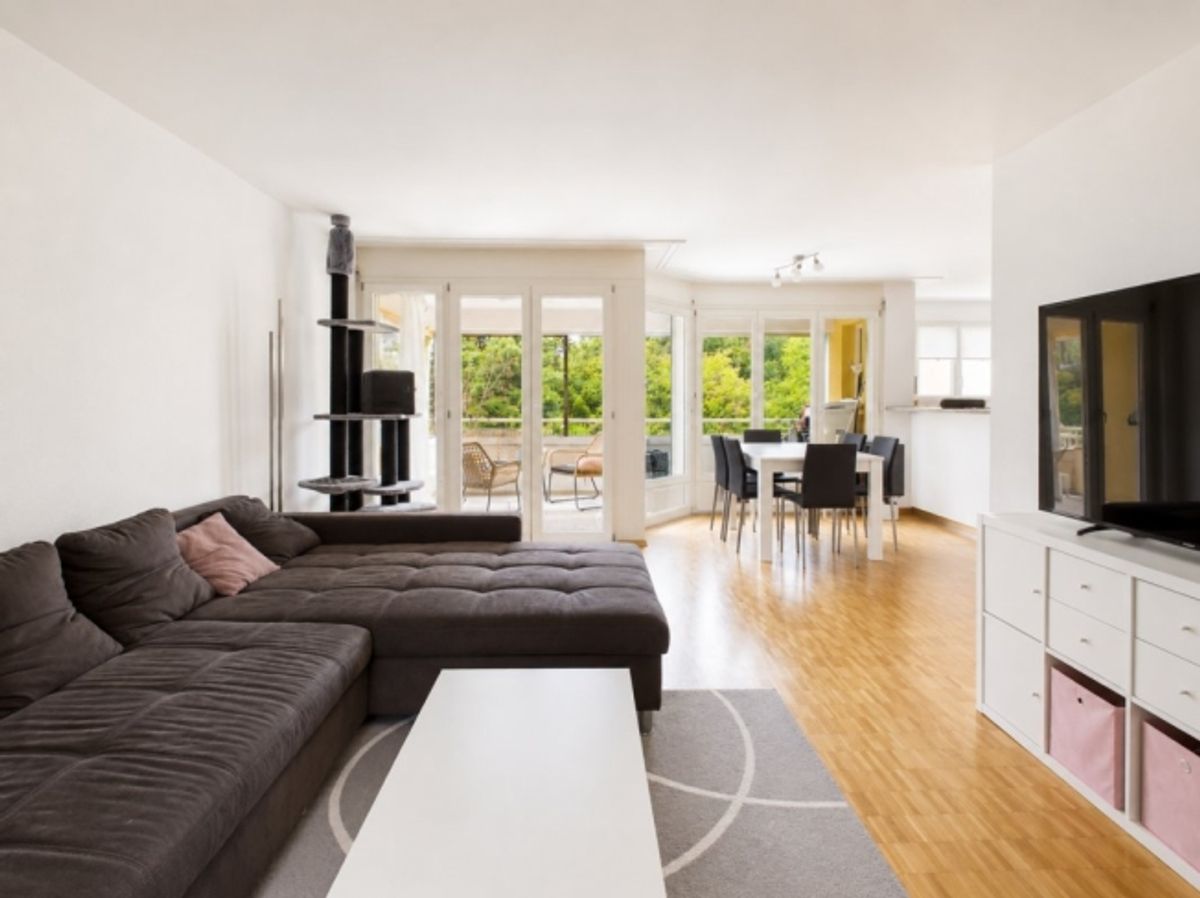 VIEL PLATZ UND SONNIGER BALKON MIT BLICK INS GRÜNE - 1