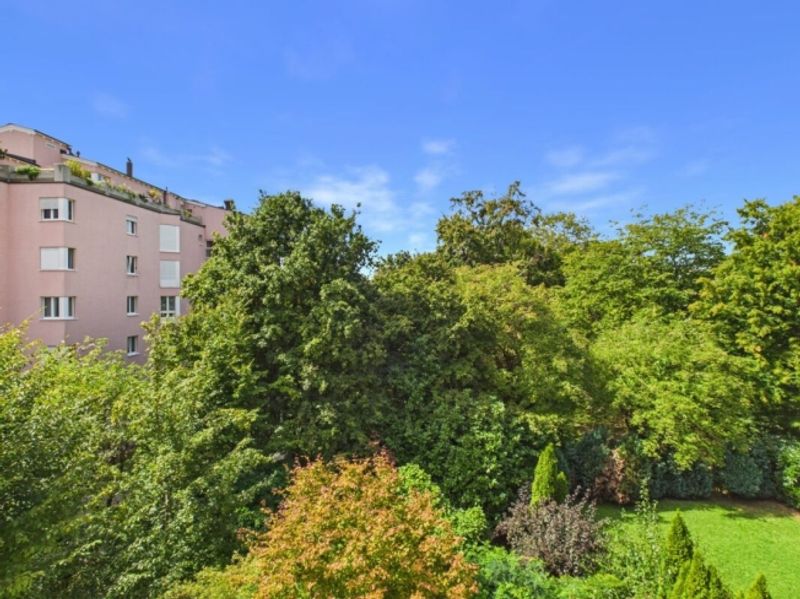 VIEL PLATZ UND SONNIGER BALKON MIT BLICK INS GRÜNE - 5