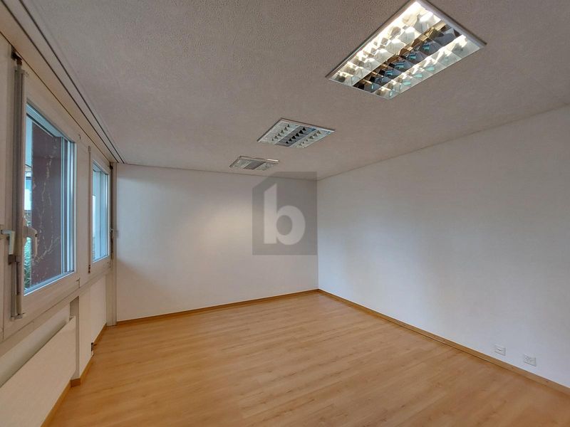BEZUGSBEREITES BÜRO IM BELEBTEN ORTSKERN - 4