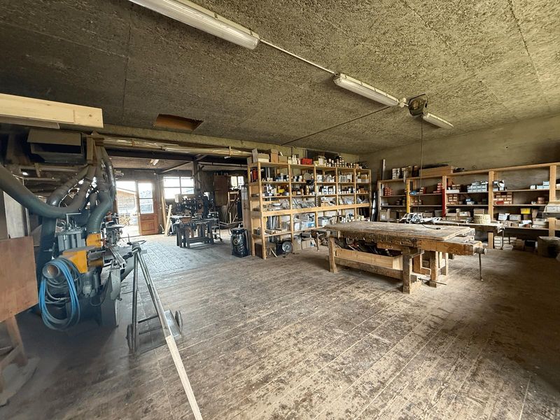ATELIER DE CHARPENTE FERBLANTERIE MENUISERIE - 1