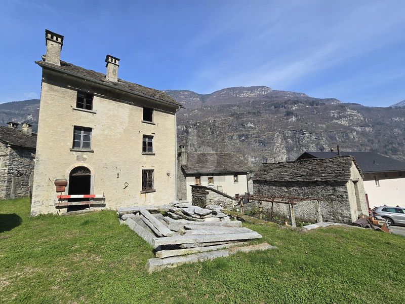 SPAZIOSO E SOLEGGIATO CON AMPIO TERRENO - 1