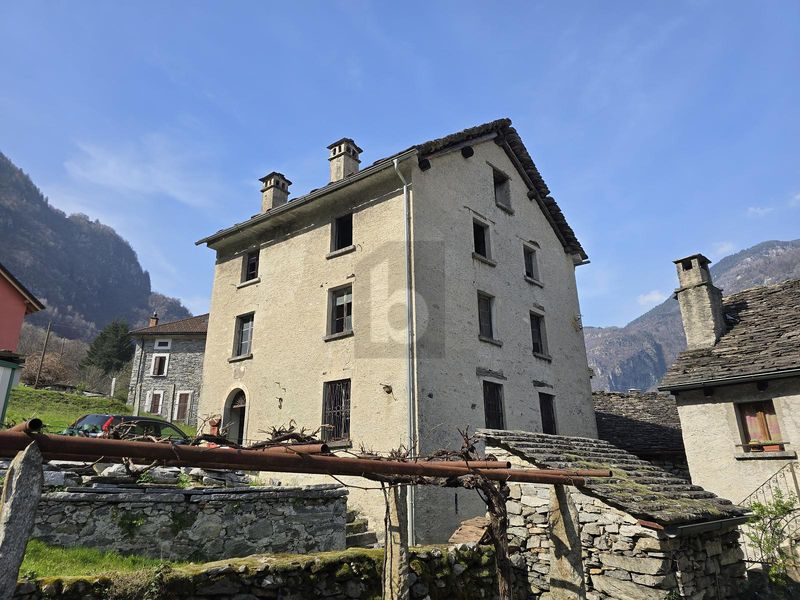 SPAZIOSO E SOLEGGIATO CON AMPIO TERRENO - 2