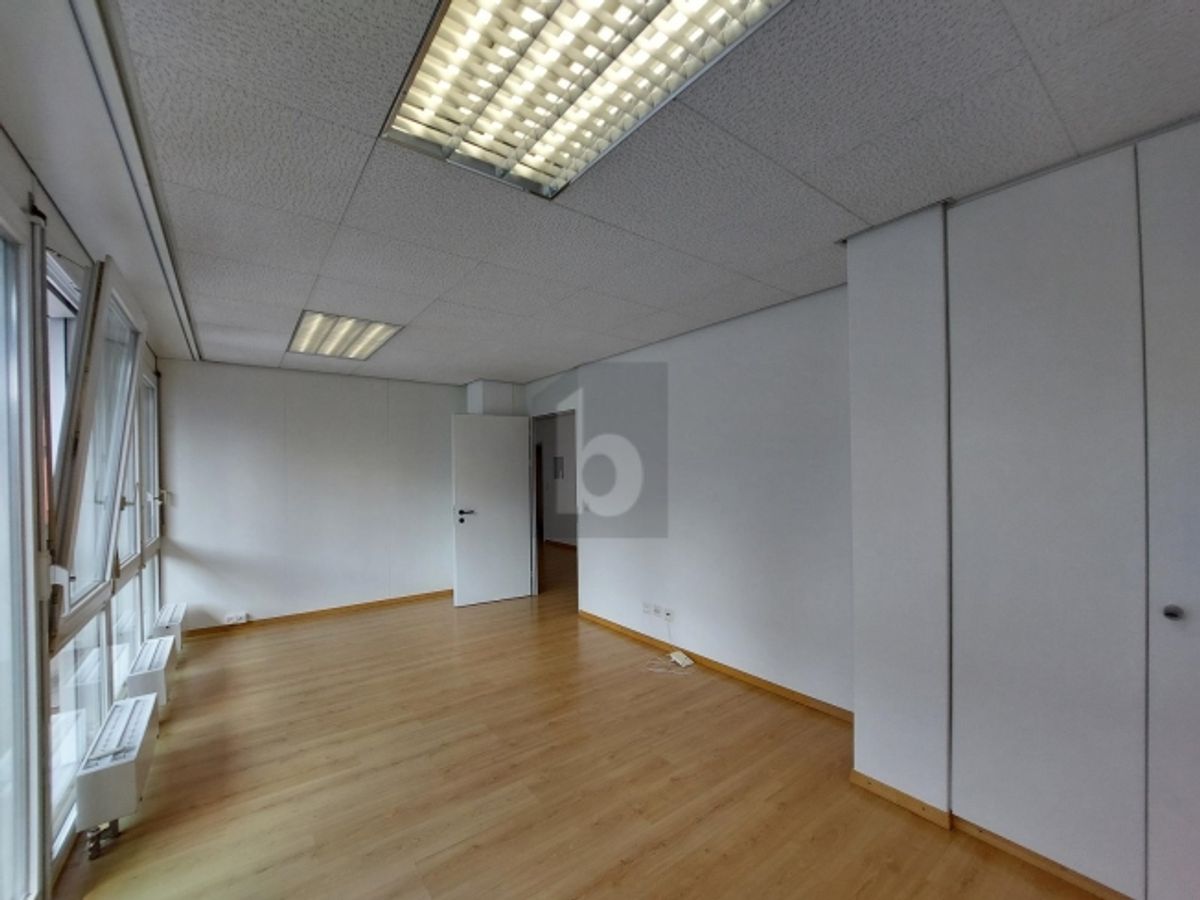 BEZUGSBEREITES BÜRO IM BELEBTEN ORTSKERN - 2