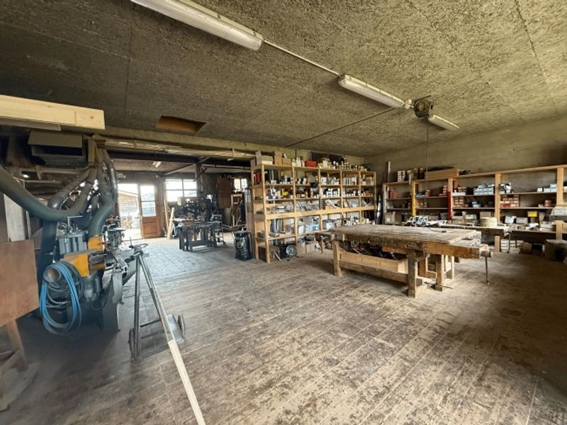 ATELIER DE CHARPENTE FERBLANTERIE MENUISERIE - 1