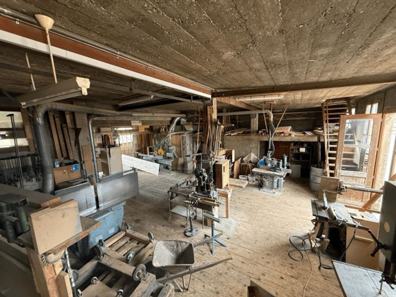 ATELIER DE CHARPENTE FERBLANTERIE MENUISERIE - 2