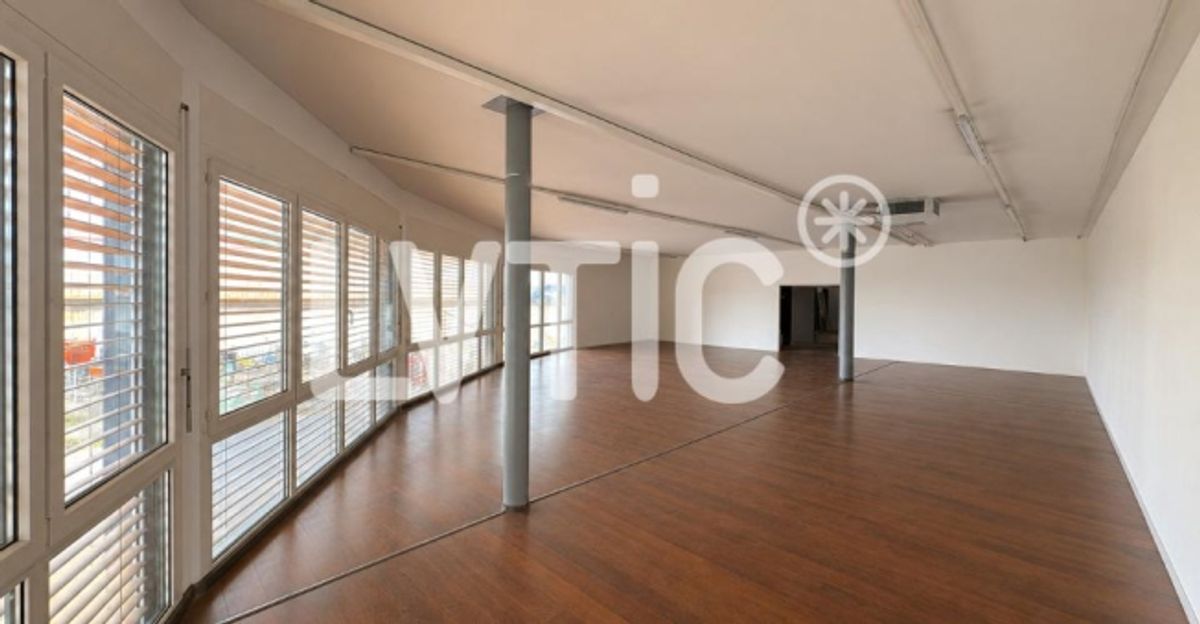 Bureaux, locaux, atelier de 336 m2 à louer à Villeneuve - 1