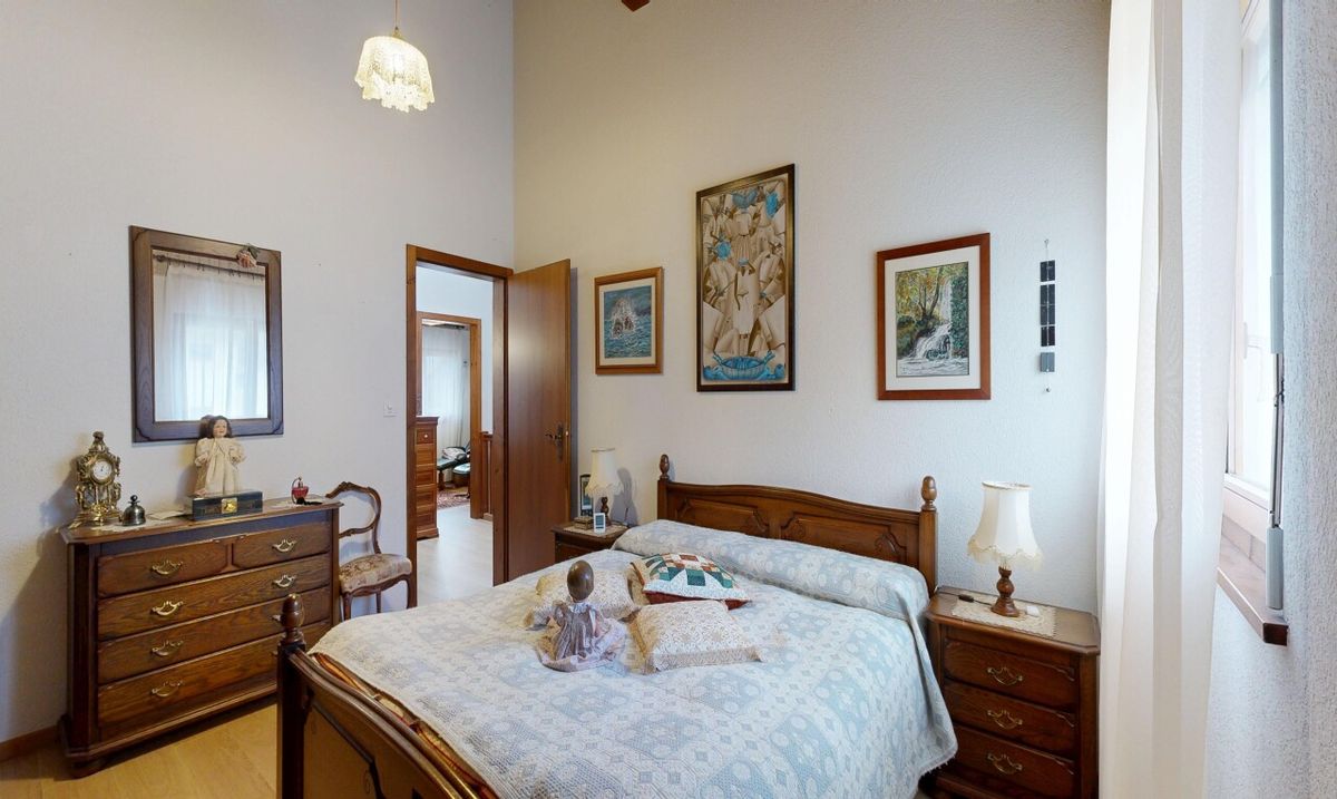 Family Home – 140 m² with Garden, South-Facing Exposure and Garage - 9