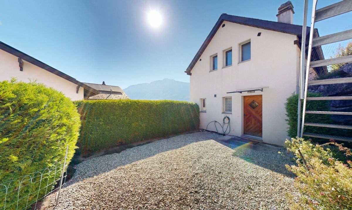 4.5-Room Home in a Quiet and Sunny Setting with Great Potential - 2
