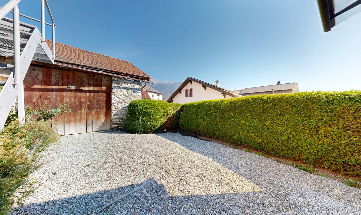 4.5-Room Home in a Quiet and Sunny Setting with Great Potential - 9