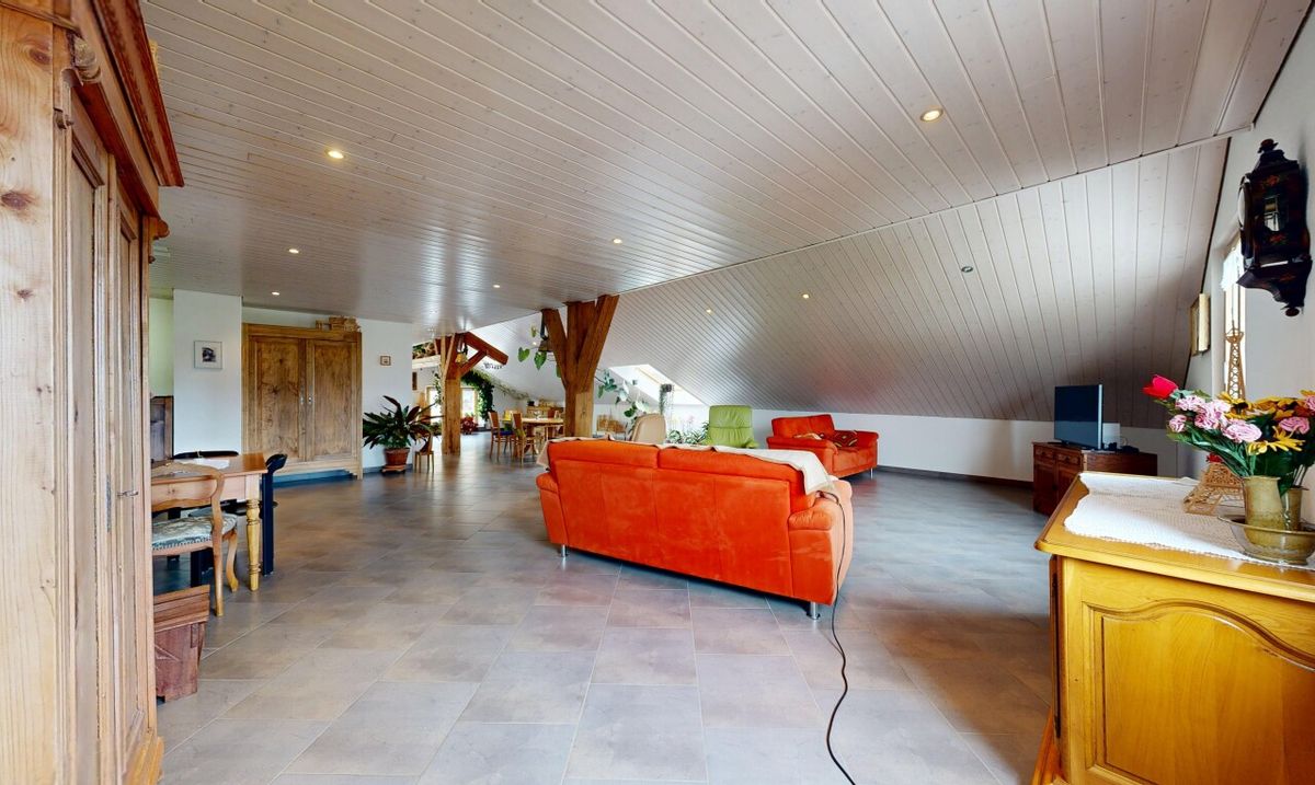 Family Home – 209 m² with Large Plot and Mountain Views - 8