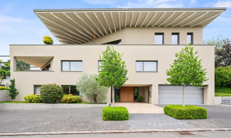 Exklusive Villa mit Wellnessbereich und Panorama-Aussicht - 1