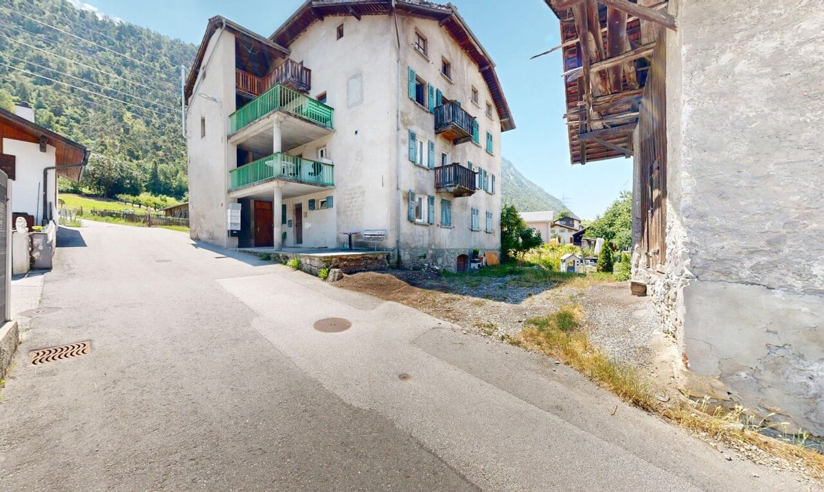 3.5-Room Apartment in Grône – Excellent Renovation Potential - 1