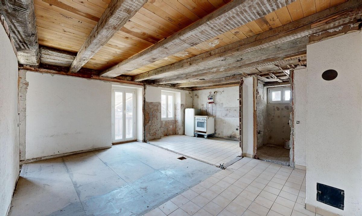 3.5-Room Apartment in Grône – Excellent Renovation Potential - 3