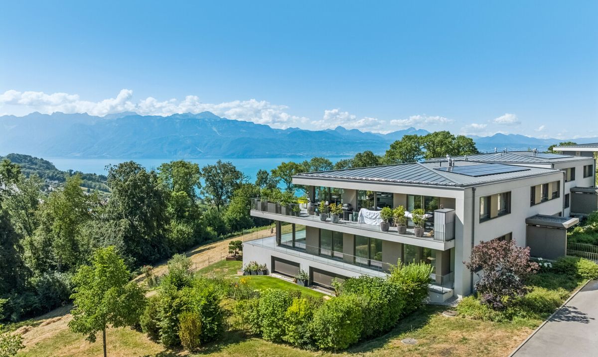 A stunning flat with panoramic views of the lake and the Alps - 0
