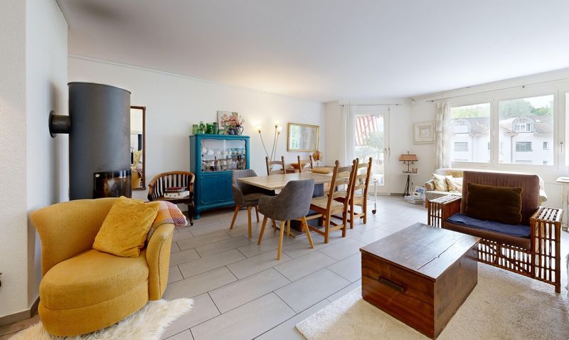 Helle 4.5-Zimmer-Wohnung mit 105 m², Cheminée, 2 Balkonen & Garage - 2