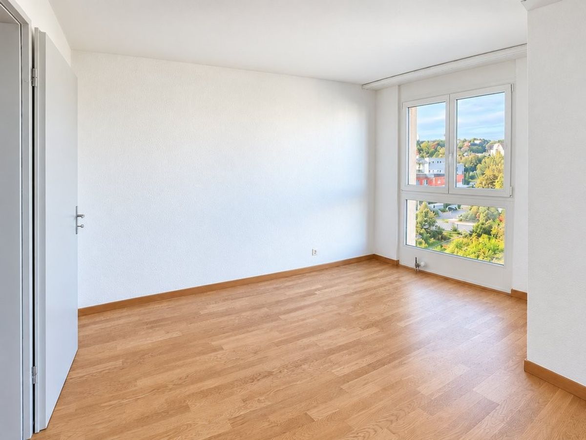 Frisch sanierte 4.5-Zimmer-Wohnung 6.OG im Herzen von Ostermundigen - 2