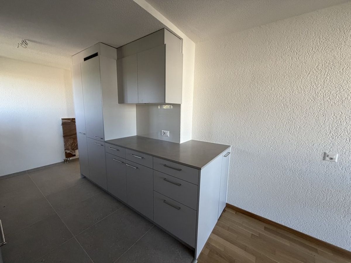Frisch sanierte 4.5-Zimmer-Wohnung 6.OG im Herzen von Ostermundigen - 4