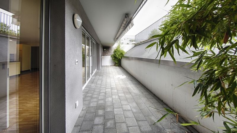 Moderne Wohlfühloase im Untergeschoss mit Sitzplatz - 6
