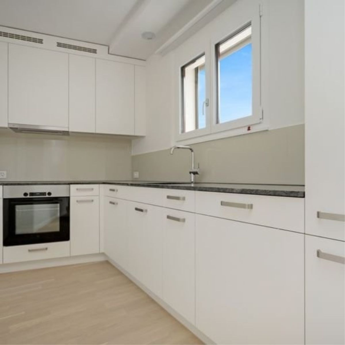 Schöne 2.5-ZW mit 2 Balkone im Zentrum von Biel - 2