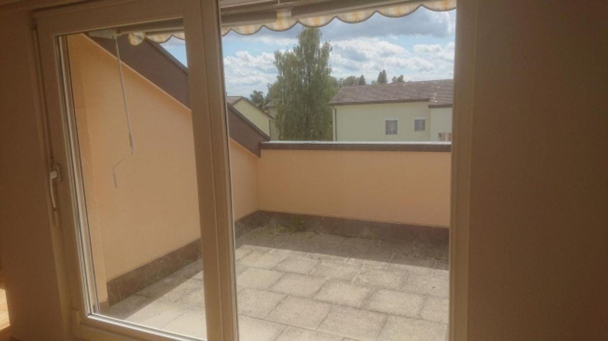 Tolle 2.5-Zimmer-Dach-Wohnung mit Nebenraum zu vermieten - 2