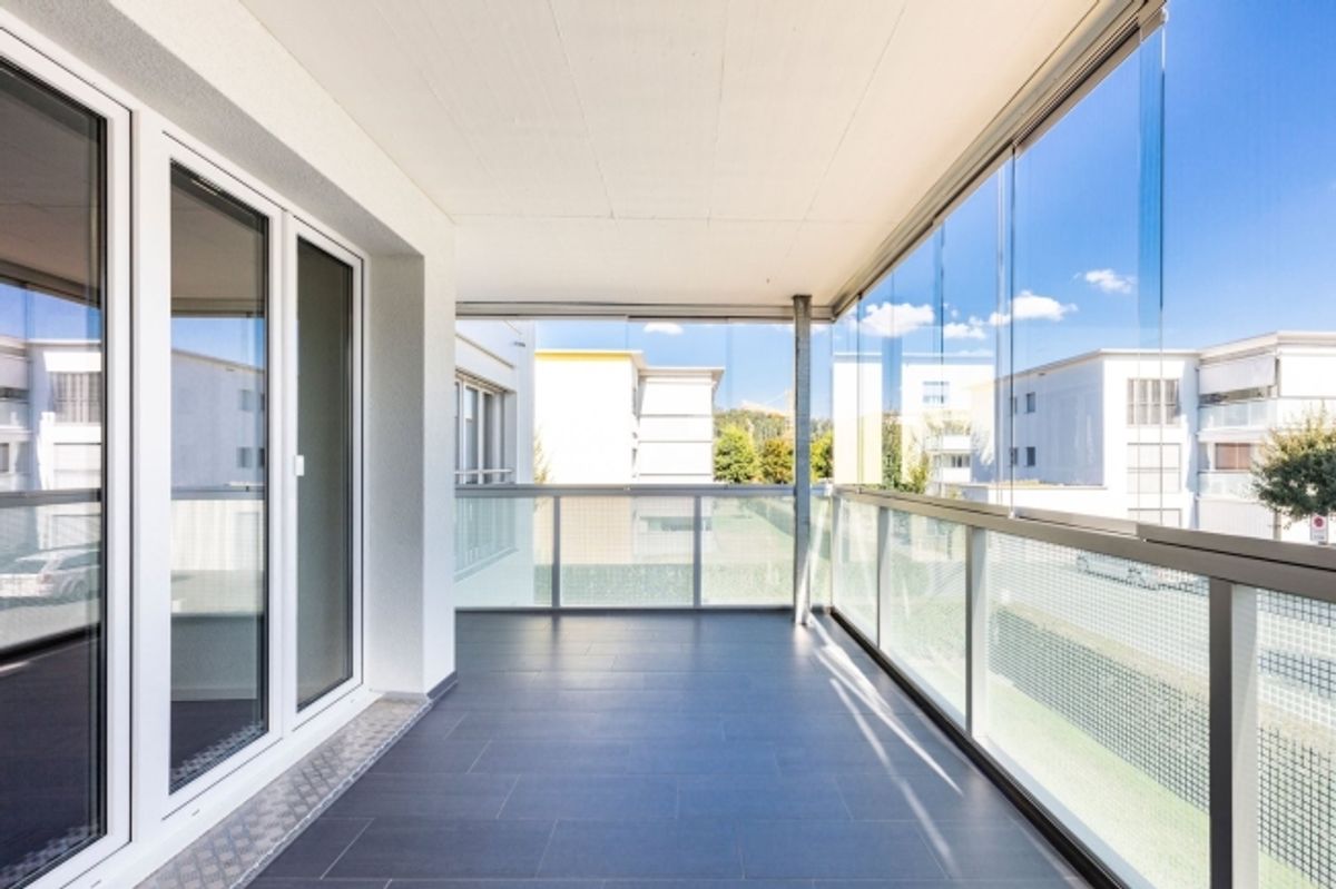 Moderne 3.5 Zimmerwohnung mit verglastem Balkon - 3