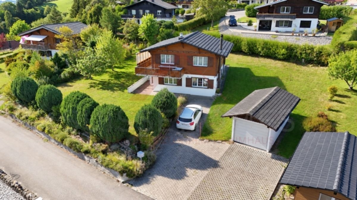 Charmantes 5.5-Zimmer-Chalet mit 2 Wohneinheiten, Schwedenöfen & riesigem Gartentraum in Plasselb - 0