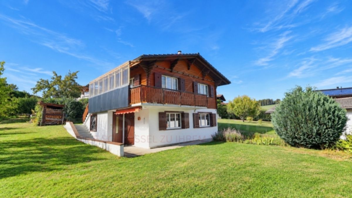 Charmantes 5.5-Zimmer-Chalet mit 2 Wohneinheiten, Schwedenöfen & riesigem Gartentraum in Plasselb - 1