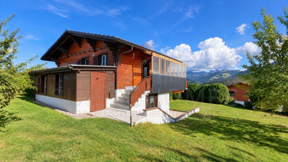 Charmantes 5.5-Zimmer-Chalet mit 2 Wohneinheiten, Schwedenöfen & riesigem Gartentraum in Plasselb - 2