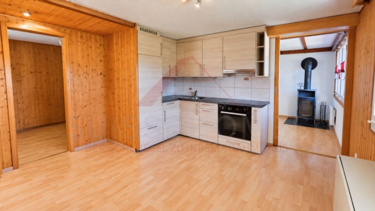 Charmantes 5.5-Zimmer-Chalet mit 2 Wohneinheiten, Schwedenöfen & riesigem Gartentraum in Plasselb - 4