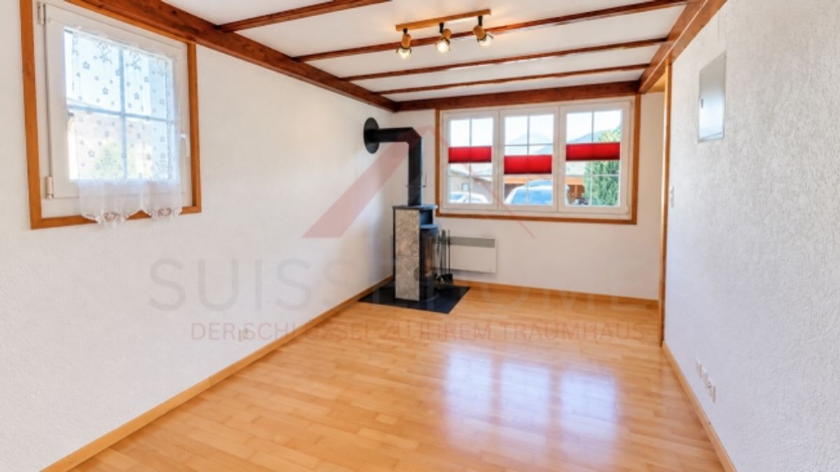 Charmantes 5.5-Zimmer-Chalet mit 2 Wohneinheiten, Schwedenöfen & riesigem Gartentraum in Plasselb - 5