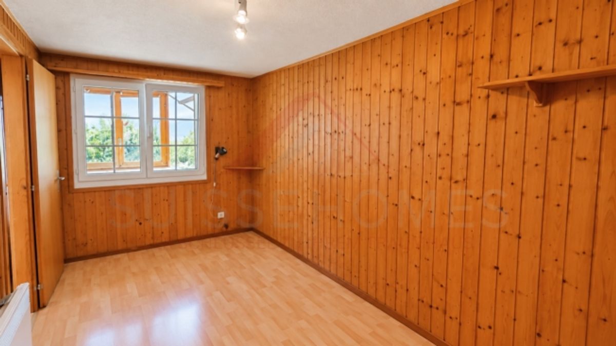 Charmantes 5.5-Zimmer-Chalet mit 2 Wohneinheiten, Schwedenöfen & riesigem Gartentraum in Plasselb - 6
