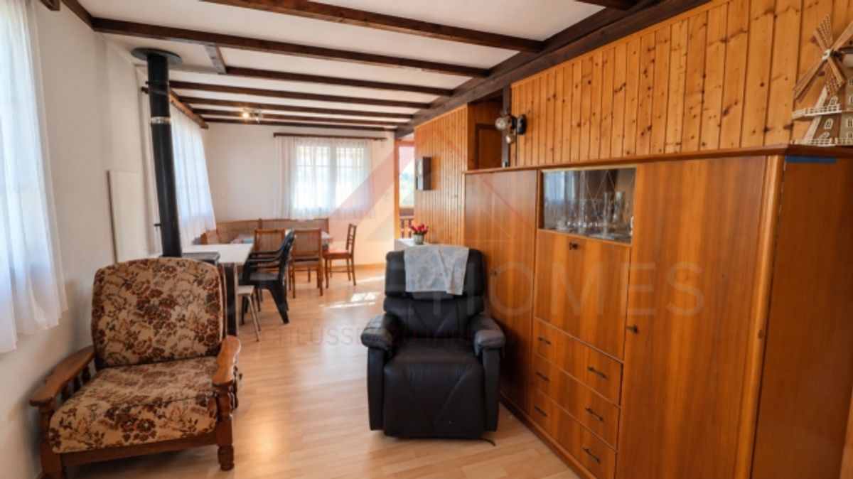 Charmantes 5.5-Zimmer-Chalet mit 2 Wohneinheiten, Schwedenöfen & riesigem Gartentraum in Plasselb - 10